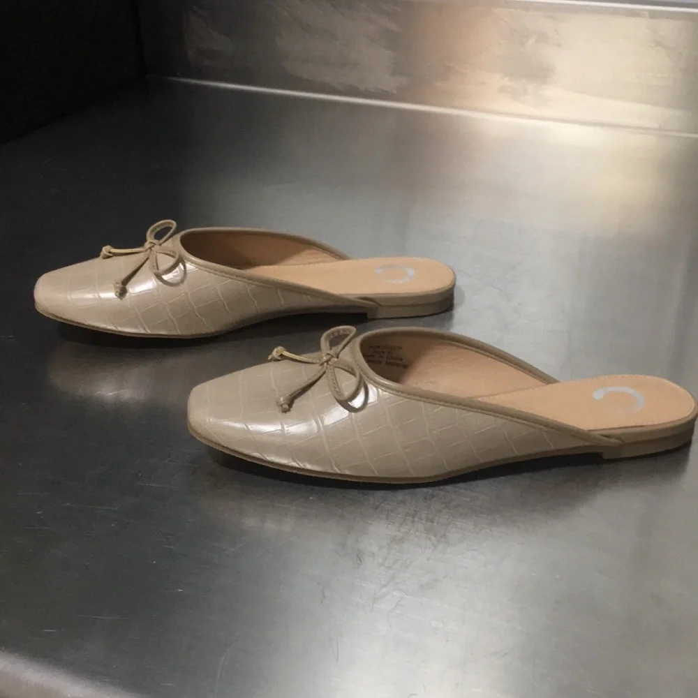 New WB‎ Woman’s Journee Collection Elegant Beige Slip-On Women's Shoes